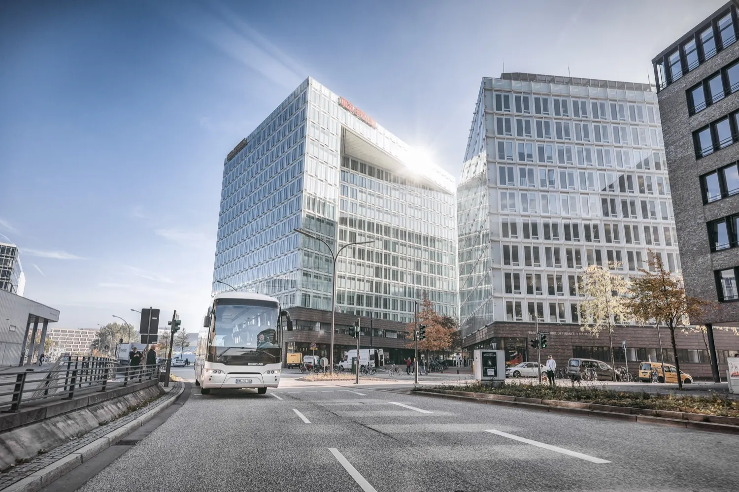 Reisebus von Hanse Mondial vor modernen Bürogebäuden in Hamburg
