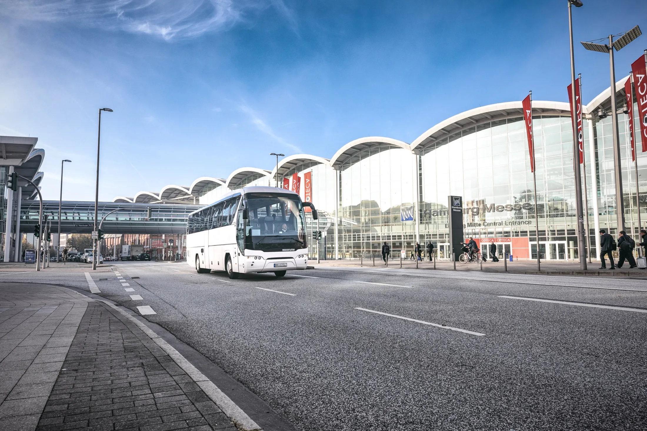 Weißer Reisebus von Hanse Mondial vor der Hamburg Messe