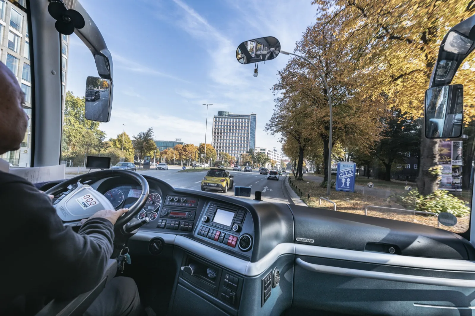Mitarbeiter steigen in den Shuttle-Bus ein