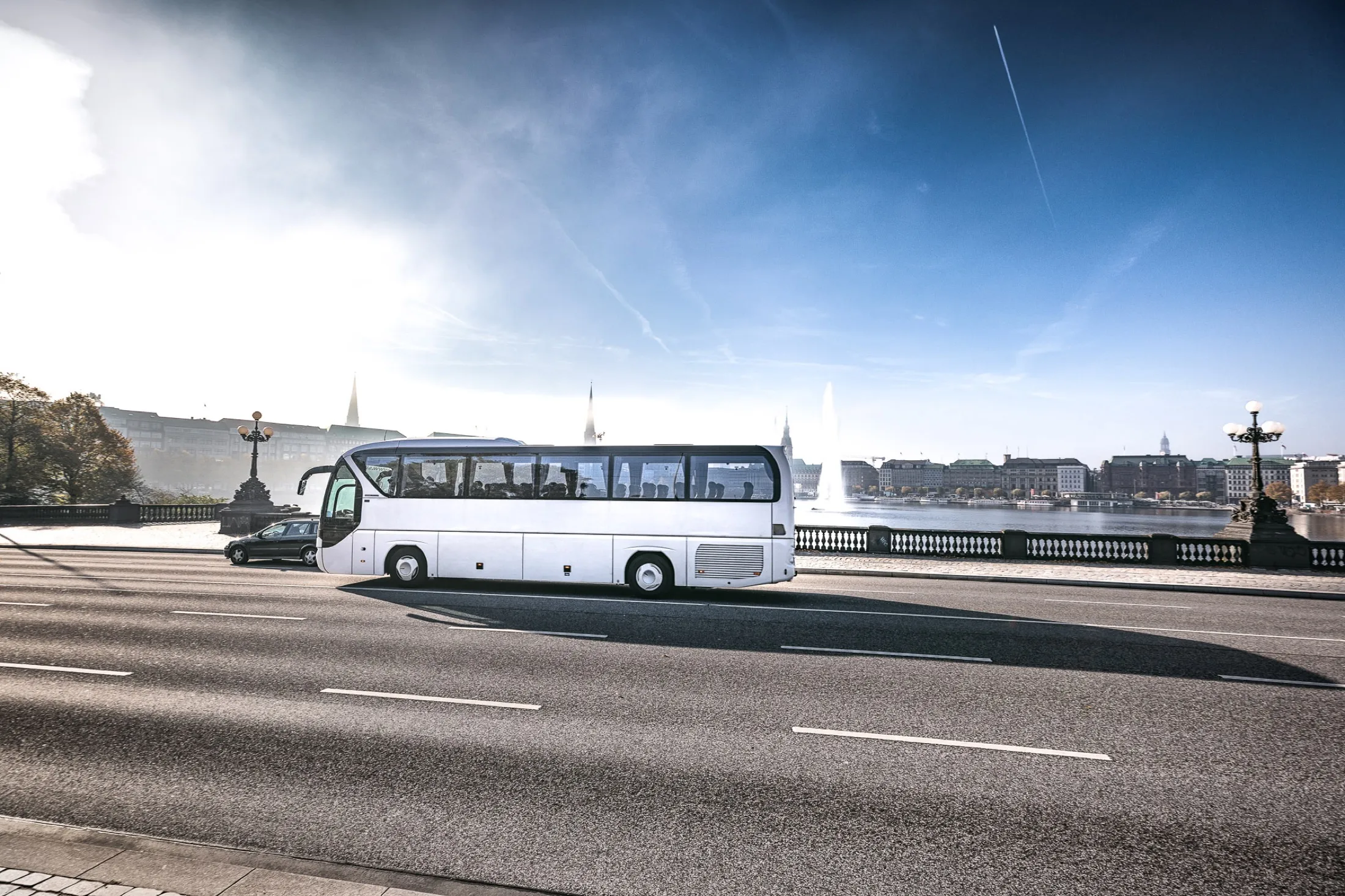 Reisebus von Hanse Mondial unterwegs in Hamburg