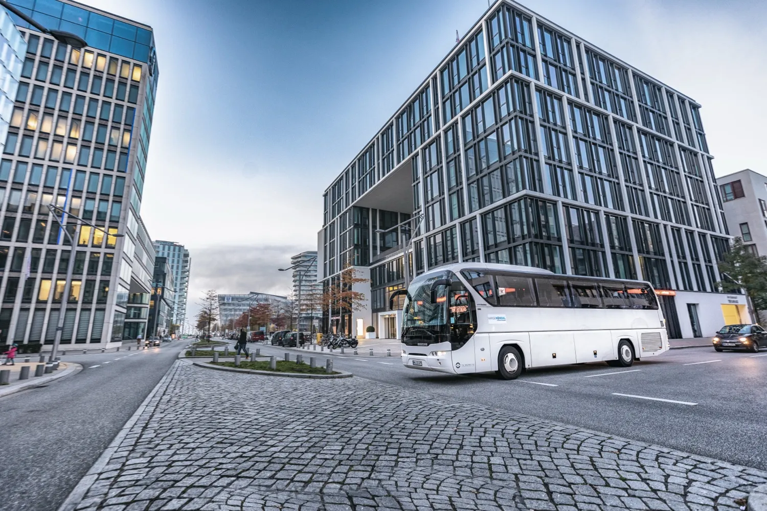Reisebus von Hanse Mondial im Hamburger Business-Viertel